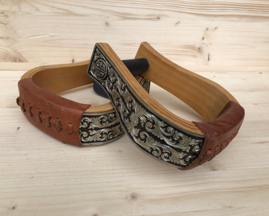 Holzbügel mit Silberbeschlag